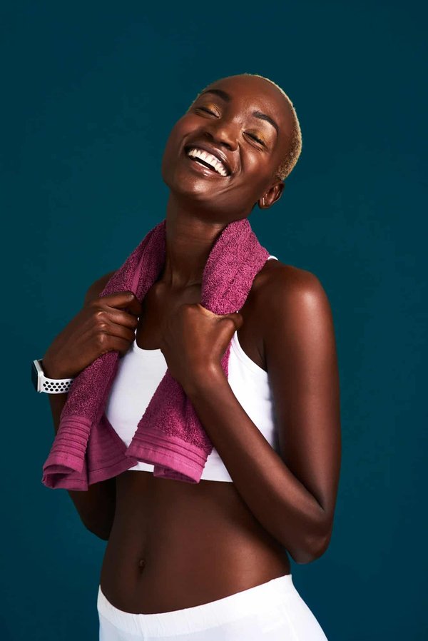 Quels exercices de renforcement musculaire sont adaptés pour les pratiquants de sports de raquette?