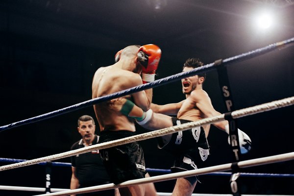 Comment utiliser la musculation pour améliorer la puissance de frappe chez les pratiquants de kickboxing?
